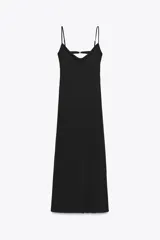 Vestido largo verde esmeralda de tirantes finos ajustables y escote fluido drapeado. Tiene forro interior y cierre trasero con gancho metálico.