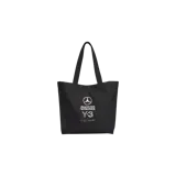 Bolso tipo tote negro de Adidas Y-3, en colaboración con el equipo Mercedes-AMG Petronas Formula 1. Cuenta con asas dobles de hombro y estampa frontal con los logotipos de la marca, el equipo y la firma de Yohji Yamamoto.