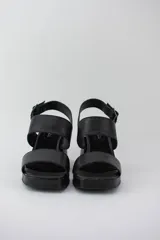 Sandalias negras de cuero con plataforma y taco ancho.