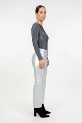 Pantalón de tiro medio confeccionado en eco cuero con acabado metalizado color plata, de corte recto y diseño clásico con bolsillos laterales y traseros.