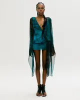 Minivestido azul con estampado abstracto, escote en V con detalle metálico y mangas largas acampanadas de tul.