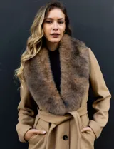 Tapado largo de paño de la marca Michael Kors, color marrón tostado, con cuello solapa adornado con piel sintética desmontable, bolsillos delanteros y cinturón ajustable del mismo material.