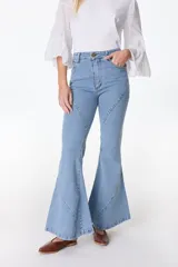 Pantalón jean acampanado de tiro alto, color celeste claro, con diseño de paneles frontales y traseros.