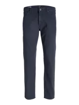 Pantalón de vestir azul marino, de corte recto, con bolsillos laterales y traseros. Se ajusta a la cintura con cinturón de cuero marrón.