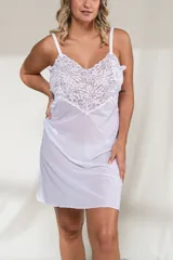 Babydoll blanco de microtul con puntilla elastizada y breteles regulables.
