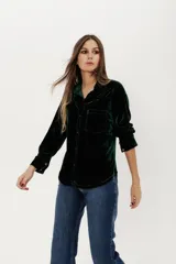 Camisa verde inglés de terciopelo con corte estilo jean, bolsillo en la parte delantera y botones símil metal color oro viejo.