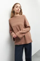 Sweater gris tramado de mangas acampanadas y cuello a la base.