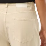 Pantalón jean color crudo, de corte wide leg y tiro alto.