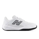 Championes New Balance modelo 696 V7, de color blanco con detalles negros y grises, diseñados para tenis con parte superior de malla transpirable y suela multiterreno.