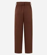Pantalón de corte wide leg color marrón, con cintura alta, elástico posterior, bolsillos delanteros amplios y cinta con hebilla para lazo en la cintura.