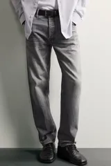 Jeans regular fit confeccionados en denim de algodón celeste con efecto lavado, de cinco bolsillos y cierre frontal con cremallera y botón.