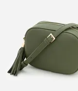 Cartera bandolera Satinato pequeña color taupe, de forma rectangular con esquinas redondeadas. Cuenta con cierre superior de cremallera, correa ajustable larga y detalle colgante de borla de flecos con herrajes dorados en el lateral.
