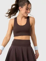Top deportivo de color marrón chocolate con escote redondo, espalda con tirante central grueso y sujetador integrado con almohadillas removibles.