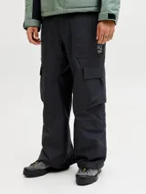 Pantalón técnico de ski Jack & Jones, impermeable y cortaviento, con corte holgado. Presenta bolsillos cargo laterales con solapa y cierre de velcro, bolsillos frontales y logo de la marca estampado en el muslo. Incluye polainas internas y refuerzos en los ruedos para protección contra la nieve.