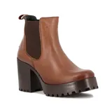 Bota de cuero color chocolate, con elástico lateral, plataforma y taco cuadrado.