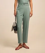 Pantalón de corte recto para mujer, confeccionado en jacquard negro con textura. Cuenta con cintura elástica integrada, hebilla decorativa frontal y cierre lateral.