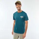 Camiseta de cuello redondo y manga corta en color azul petróleo, con estampado gráfico pequeño en el pecho que incluye el texto 'Deacon's'.