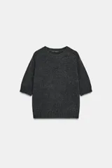 Jersey de punto de cuello redondo y manga corta, con acabado en rib en cuello, puños y ruedo.