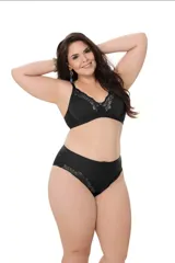 Bombacha blanca de microfibra con tiro alto y puntilla de encaje en el frente.