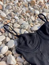 Traje de baño entero color azul vibrante, con textura tejida o gofrada. Diseño de vedetina con escote corazón y aro, tirantes finos ajustables y detalles de costura tipo corset en el torso.