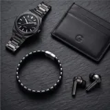 Pulsera de eslabones de acero y cerámica negra con diseño facetado piramidal.