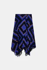 Falda midi de corte asimétrico con diseño cruzado en el delantero y aberturas. Presenta un estampado geométrico en tonos azul, negro y beige, con forro interior y cierre trasero con cremallera oculta.