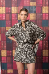 Pollera corta de tiro alto con estampado animal print tipo cebra, con bolsillos delanteros aplicados.