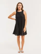 Vestido corto color beige de lino con escote redondo y volado godet en el ruedo.