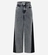 Pantalón wide leg de jean azul con diseño de recorte lateral en tono contrastante. Presenta cintura mediana con trabillas, cierre tradicional y bolsillos funcionales.