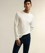 Pantalón de jean corte slim, color azul oscuro, con trabillas en la cintura, cierre frontal y bolsillos laterales y traseros.