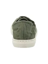 Championes de lona de algodón orgánico color verde militar, con suela y puntera de goma blanca, cordones al tono y detalle de etiqueta lateral de la marca RKF.