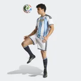 Short de fútbol blanco, corte clásico, con cintura elástica y cordón ajustable. Presenta detalles en azul marino y celeste en los bordes inferiores y el escudo de la AFA en dorado.