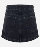 Pollera mini de jean color negro, con cintura mediana, trabillas para cinturón, bolsillos laterales y cierre frontal con botón y cremallera.