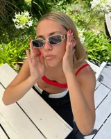 Lentes de sol plateados con forma rectangular y protección UV400.