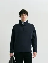 Sweater de micropolar color rojo, con cuello alto y cierre frontal parcial. Cuenta con mangas largas y bolsillos laterales con cierre.