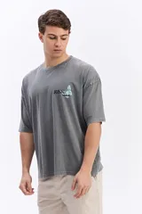 Remera boxy de algodón color verde claro con efecto lavado, de corte amplio y mangas cortas. Presenta un pequeño estampado en el pecho con la inscripción "RISK mistral".