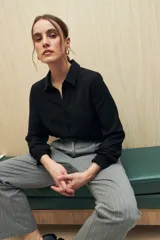 Camisa color café con textura sutil, cuello clásico, botones forrados a tono y mangas largas con puños fruncidos.