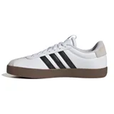 Championes Adidas modelo VL Court 3.0 para mujer, de color blanco con detalles en negro y suela de goma marrón. Presentan un diseño de corte bajo con las tres tiras clásicas de la marca en los laterales y puntera de gamuza en tono gris claro.
