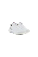 Championes de golf Ecco modelo W Golf Biom H4, color blanco con detalles plateados y suela blanca. Presentan un sistema de ajuste BOA Fit System Li2 en la lengüeta y refuerzos laterales plateados.