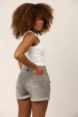 Short gris de jean con lycra, tiro alto y botamanga.