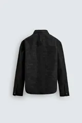 Sobrecamisa de corte relajado confeccionada en tejido efecto piel color marrón oscuro. Presenta cuello solapa, cierre frontal con botones metálicos, mangas largas con puños abotonados y dos bolsillos de plastrón con solapa en el pecho.