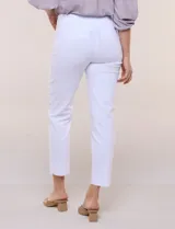 Pantalón color beige de corte entallado y largo cropped, confeccionado en tejido de punto con elasticidad técnica. Cuenta con pretina ancha y plana, bolsillos simulados al frente y bolsillos tipo ojal en la parte posterior.