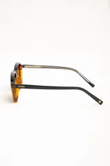 Lentes de sol polarizados con armazón negro de diseño geométrico y lentes oscuros.
