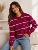 Sweater de punto en color bordó con diseño de rayas horizontales en blanco y negro. Presenta escote redondo a la base, mangas largas con puños acanalados y un calce holgado.
