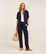 Pantalón Marfinno estilo pijama cargo, color azul marino, confeccionado en malla orly. Presenta cintura elástica con lazo de ajuste frontal, corte fluido, bolsillos laterales tradicionales y bolsillos cargo en los laterales.