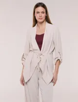 Chaqueta liviana color beige de silueta fluida y diseño abierto, con solapa caída, cintura con cordón ajustable y mangas 3/4 con presilla y argolla metálica.