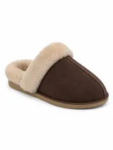 Pantuflas de cuero color chocolate con interior y borde de corderito sintético color beige, con suela de goma.