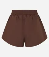 Bermuda deportiva modelo runner de la marca Get Over, confeccionada en poliéster. Presenta un diseño holgado con cintura elástica, bajo redondeado y rayas laterales decorativas.