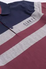 Chomba manga corta con cuello polo, corte regular, diseño color block y logo estampado.