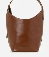 Bolso tipo bucket grande Satinato en color marrón, confeccionado en PU. Presenta asa de hombro ajustable, herrajes metálicos dorados, detalle de borla decorativa lateral con textura símil serpiente y un pequeño monedero o estuche removible con cierre unido por una tira.